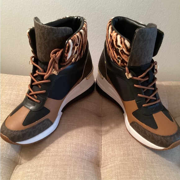 NWT MICHAEL Michael KORS LIV WEDGE BOOTIE - Picture 3 of 15